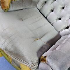 【お渡し先 決定】￥0【無料】1人 昭和の高級ソファー【その2】大破れ 自然劣化が進んでます　富山市新庄にて引取限定の画像