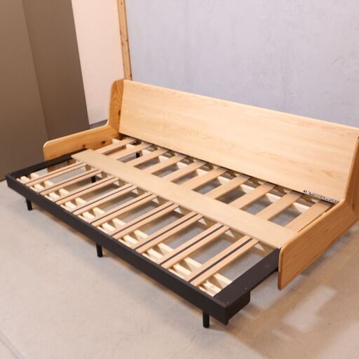 福岡大川の家具メーカーMeuble(モーブル)とディノスがSDGsへの取り組みでコラボレーションしたごろ寝ソファベッド。時を刻む日田杉の大径木を現代の住空間に合う商品に再生した3人掛けソファです。