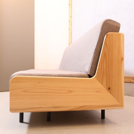 福岡大川の家具メーカーMeuble(モーブル)とディノスがSDGsへの取り組みでコラボレーションしたごろ寝ソファベッド。時を刻む日田杉の大径木を現代の住空間に合う商品に再生した3人掛けソファです。