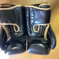 大セール！早い者勝ち美品ボクシンググローブ🥊黒ゴールドの画像