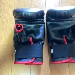 大値下げ！早い者勝ち美品ボクシンググローブ🥊黒赤の画像