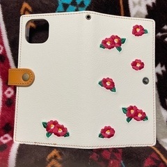 アイフォン13 スマホケース　椿　刺繍　白