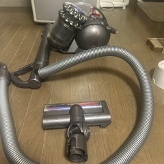 ダイソンのコード付きの掃除機になります。やはりダイソンは良いです...