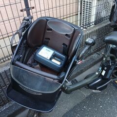 Ｆ02🔴🌀🟢土日も🌕️お子様と🌈土足のまま🔵いろいろなタイプの電動自転車ご試乗可能🟢  🔵電動自転車・リサイクル専門店　🔴　ご試乗をしてから、ご購入できます。  🔴🌀🔴２０インチ、チャイルドシート、２人乗り、３人乗り、１人乗り電動自転車  🔴🔵バカ良心的な電動自転車屋🔴１００日間・安心の無料点検・🌕️無料交換保証サービス付き🟢  🟢後ろチャイルドシートを大きめのかごに変更のオプション無料です。  🔴バッテリーは新品の９０％以上の性能です。  🟣１回の充電で３０Ｋｍ程の画像