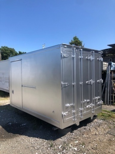 仕上げ済み！断熱材入り！スライド横扉！バイクガレージ！使い勝手抜群！倉庫物置用  保冷2トンコンテナ