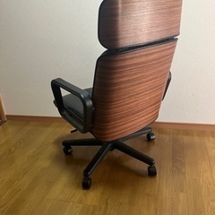 某社で使っていた重厚なリクライニングいすの画像