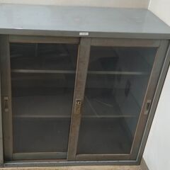 キャビネット　事務·業務用棚　ガラス扉　収納　スチール製 1