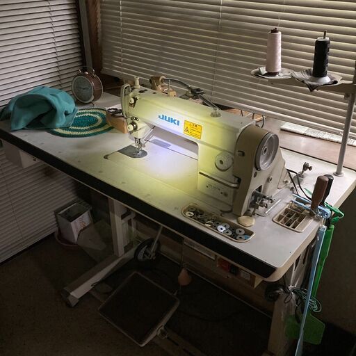 【引き取り限定】 JUKI ジューキ 工業用ミシン  DDL-5571N ミシン 台付き ペダル付き