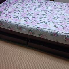 ダブルベッド+マットレスの画像