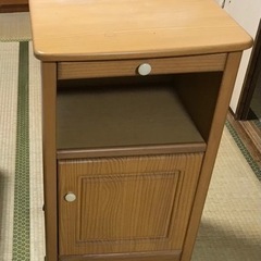 小型木製キャビネット　コンセント付の画像