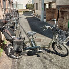 Ｆ08🔴🌀🟢土日も🌕️お子様と🌈土足のまま🔵いろいろなタイプの電動自転車ご試乗可能🟢  🔵電動自転車・リサイクル専門店　🔴　ご試乗をしてから、ご購入できます。  🔴🌀🔴２０インチ、チャイルドシート、２人乗り、３人乗り、１人乗り電動自転車  🔴🔵バカ良心的な電動自転車屋🔴１００日間・安心の無料点検・🌕️無料交換保証サービス付き🟢  🟢後ろチャイルドシートを大きめのかごに変更のオプション無料です。  🔴バッテリーは新品の９０％以上の性能です。  🟣１回の充電で３０Ｋｍ程の画像