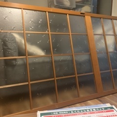 欠けのあるガラス障子