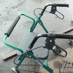 セール中につき、通常特価14,278円より７０％引きの4,283円!　　カワムラサイクル　四輪歩行車　KW20　歩行器　カゴ付き　手押し車　移動用品　介護　シルバーの画像
