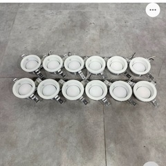 こんなライトをリービングと洗面所につけてくれる方を