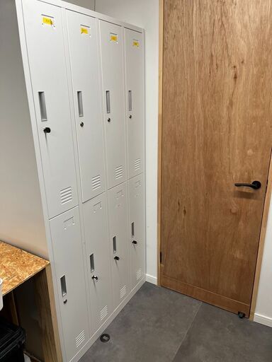 美品オフィスロッカー 8人用 4列2段 スチールロッカー かぎ付き 業務用  家具