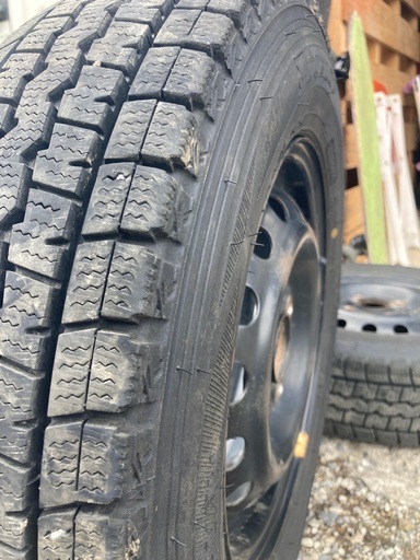 中古12インチ スタッドレスタイヤ　ダンロップWINTER MAX テッチン付き4本セット 22年製 145R12　ダイハツハイゼットカーゴ で使用