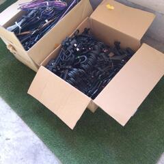 ハンガー、ダンボール2箱。下の緑のジュータンは、無関係。早めに取りに来てくれる方、お願いします。の画像