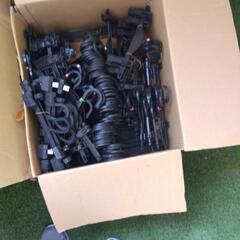 ハンガー、ダンボール2箱。下の緑のジュータンは、無関係。早めに取りに来てくれる方、お願いします。の画像