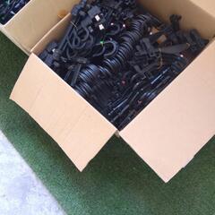 ハンガー、ダンボール2箱。下の緑のジュータンは、無関係。早めに取りに来てくれる方、お願いします。の画像