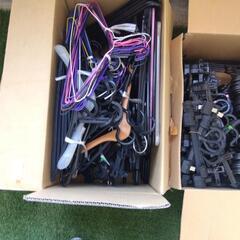 ハンガー、ダンボール2箱。下の緑のジュータンは、無関係。早めに取...