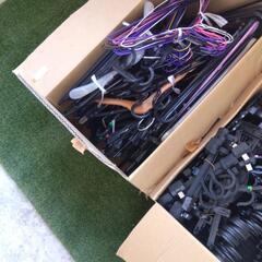 ハンガー、ダンボール2箱。下の緑のジュータンは、無関係。早めに取りに来てくれる方、お願いします。の画像