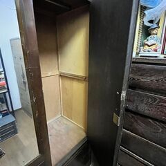 古い洋服タンスの画像