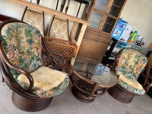 籐製のテーブルと椅子の3点セット