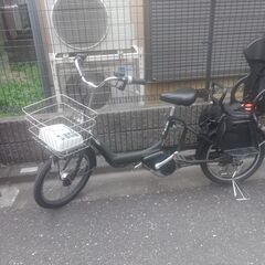 Ｆ09🔴🌀🟢土日も🌕️お子様と🌈土足のまま🔵いろいろなタイプの電動自転車ご試乗可能🟢  🔵電動自転車・リサイクル専門店　🔴　ご試乗をしてから、ご購入できます。  🔴🌀🔴２０インチ、チャイルドシート、２人乗り、３人乗り、１人乗り電動自転車  🔴🔵バカ良心的な電動自転車屋🔴１００日間・安心の無料点検・🌕️無料交換保証サービス付き🟢  🟢後ろチャイルドシートを大きめのかごに変更のオプション無料です。  🔴バッテリーは新品の９０％以上の性能です。  🟣１回の充電で３０Ｋｍ程の画像