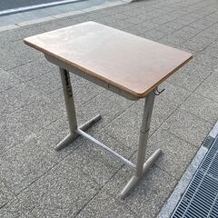学校で使う子供向けスチール机と椅子　１セット千円です。