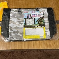 新品未開封JoshinのTシャツと保冷バッグの画像