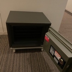 【お譲りします】コクヨ　金庫　耐火金庫　鍵1個付きの画像