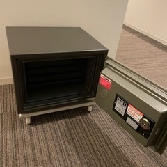 【お譲りします】コクヨ　金庫　耐火金庫　鍵1個付きの画像