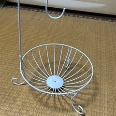 バナナスタンド　下はフルーツの盛り合わせ
