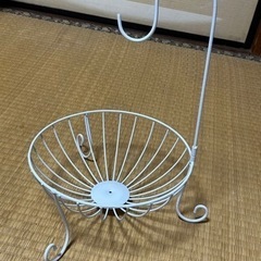 バナナスタンド　下はフルーツの盛り合わせ
の画像
