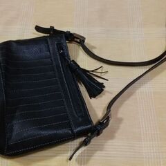◆【大き目・斜め掛け/ショルダーバック】♪　　《皮革製》　※しっかりした作りです。　●大きさ/３０cm × ２２cm × １０cm。の画像