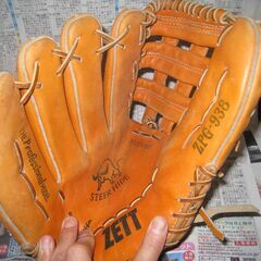 大昔のZETTのグローブ　ゼット　グラブ　外野手用　丸抜き　昭和レトロ　観賞用やディスプレイ等に _画像1 大昔のZETTのグローブ　ゼット　グラブ　外野手用　丸抜き　昭和レトロ　観賞用やディスプレイ等に _画像2 大昔のZETTのグローブ　ゼット　グラブ　外野手用　丸抜き　昭和レトロ　観賞用やディスプレイ等に _画像3 大昔のZETTのグローブ　ゼット　グラブ　外野手用　丸抜き　昭和レトロ　観賞用やディスプレイ等に _画像4 大昔のZETTのグローブ　ゼット　グラブ　外野手の画像