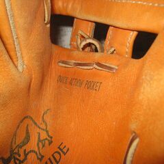 大昔のZETTのグローブ　ゼット　グラブ　外野手用　丸抜き　昭和レトロ　観賞用やディスプレイ等に _画像1 大昔のZETTのグローブ　ゼット　グラブ　外野手用　丸抜き　昭和レトロ　観賞用やディスプレイ等に _画像2 大昔のZETTのグローブ　ゼット　グラブ　外野手用　丸抜き　昭和レトロ　観賞用やディスプレイ等に _画像3 大昔のZETTのグローブ　ゼット　グラブ　外野手用　丸抜き　昭和レトロ　観賞用やディスプレイ等に _画像4 大昔のZETTのグローブ　ゼット　グラブ　外野手の画像