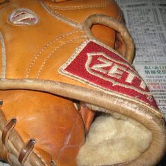 大昔のZETTのグローブ　ゼット　グラブ　外野手用　丸抜き　昭和レトロ　観賞用やディスプレイ等に _画像1 大昔のZETTのグローブ　ゼット　グラブ　外野手用　丸抜き　昭和レトロ　観賞用やディスプレイ等に _画像2 大昔のZETTのグローブ　ゼット　グラブ　外野手用　丸抜き　昭和レトロ　観賞用やディスプレイ等に _画像3 大昔のZETTのグローブ　ゼット　グラブ　外野手用　丸抜き　昭和レトロ　観賞用やディスプレイ等に _画像4 大昔のZETTのグローブ　ゼット　グラブ　外野手の画像