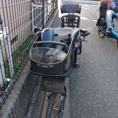 Ｆ11🔴🌀🟢土日も🌕️お子様と🌈土足のまま🔵いろいろなタイプの電動自転車ご試乗可能🟢  🔵電動自転車・リサイクル専門店　🔴　ご試乗をしてから、ご購入できます。  🔴🌀🔴２０インチ、チャイルドシート、２人乗り、３人乗り、１人乗り電動自転車  🔴🔵バカ良心的な電動自転車屋🔴１００日間・安心の無料点検・🌕️無料交換保証サービス付き🟢  🟢後ろチャイルドシートを大きめのかごに変更のオプション無料です。  🔴バッテリーは新品の９０％以上の性能です。  🟣１回の充電で３０Ｋｍ程の画像