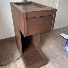 ベッドサイドテーブル
