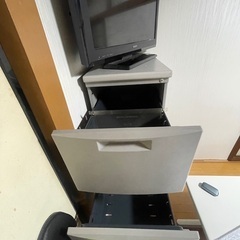 事務所の資料の置き棚の画像