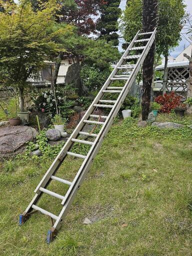 ハシゴ  二階建て屋根くらいの高さまで伸ばせます。