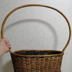 2025年6月末廃棄。持ち手の大きなカゴ。