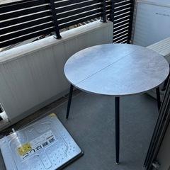 大理石柄の丸テーブル