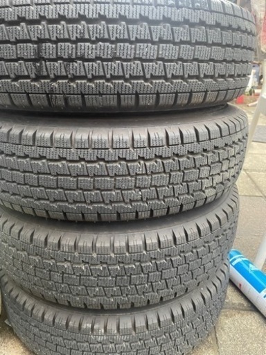 ほぼ使用感なし　スタッドレスタイヤ145R12 LT
