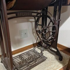 レトロな足ふみミシン、アンティークの画像