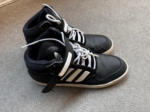 adidasハイカットスニーカー