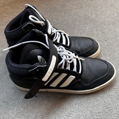 adidasハイカットスニーカー