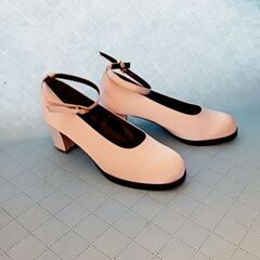 パンプス(ピンク色のサテン)の画像