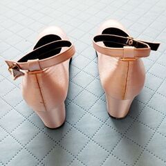 パンプス(ピンク色のサテン)の画像